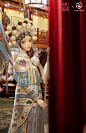 锵锵锵锵锵…..京胡响，檀板喧。
小戏院里，观众已经就坐，京剧《杨门女将》要开场了。
此时的后台，暖暖已经装扮完毕。
盔头、靠旗都穿好了！默默在心里背一遍唱词就不会紧张了吧！啊，对了，再熟悉一下枪法！
幕布的一角缓缓掀开，@暖暖-Nikki 将为大家演绎一出怎样的巾帼传奇呢？闪耀暖暖超话 ​​​​