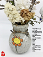 玲珑欣莘艺术插花作品：凛.若旒

插花花材：白色勿忘我，白色绣球花，黄色玫瑰花朵，珊瑚树果干枝，秋蒲公英干枝，樱花木，
一个自己烧的花瓶，一个淘来的独眼可爱小龙猫

白色勿忘我花语：表示不要忘记我，表示永恒的爱，永远不会改变的心。

白色绣球花花语：纯白如雪，不受污浊，圣洁高贵如天使一般。白色绣球花花语表达的就是希望之意。无论是对人还是对事，柳暗花明又一村，光明的未来总会在山洞的出口等待着我们寻找。收到白色绣球花的人，生命是有重量的，是能给人带来希望的。

黄色玫瑰花花语：对于友情，黄玫瑰代表纯洁的友谊和