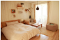 小户型的空间公寓可以把卧室跟客厅布局在一起，整体原木色调的设计，风格简约，会取到不错的效果，简单实用而且漂亮，显得与众不同