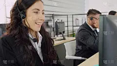 商务人员戴着耳机在办公室工作