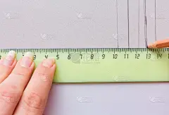 女人的手与长指甲画项目与铅笔和尺子在白纸上，模型的特写