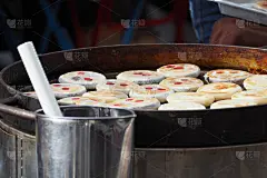 在平底锅上自制中式糕点