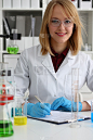 在生物实验室的女化学家