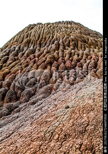 泥火山堆积物 泥灰 沟壑纵横 地质现象 黄灰褐色 小山坡-花瓣网