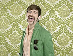 古怪的复古胡子狂人销售员