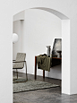 Acacia – Armadillo - AUS : Hand-knotted from opulent wool and abrash-dyed jute, the Acacia rug’s […]