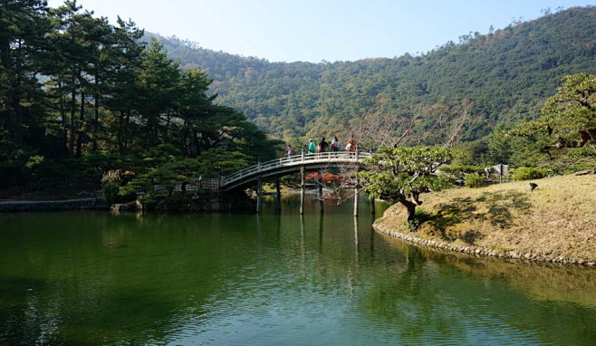 南湖一侧的偃月桥日本四国香川县高松市郊—...