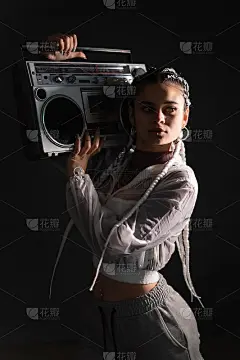 一个年轻女孩的肖像，梳着白色的辫子，肩上扛着一个立体声录音机，黑色背景，80年代风格，复古摄影，垂直