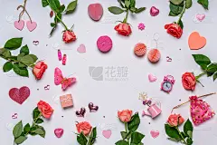 玫瑰，心形，礼物，时尚的女性配件和装饰项目在粉红色的白色背景。情人节、妇女节或母亲节的贺卡。平铺，俯