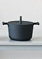 Jumbo Pot: black and with minimal and non classic design | kitchen tools & Kitchenware . Küchenutensilien  . outils de cuisine | Design: Daniel Gonzalez |