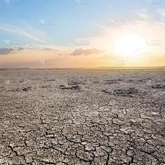 日落时干裂的土地_5188113788