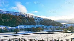 在北约克郡的山上和森林里，冬季的蓝天和白云覆盖着皑皑白雪