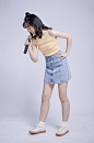 可爱女生学生唱歌拿话筒扩音器照片摄影图