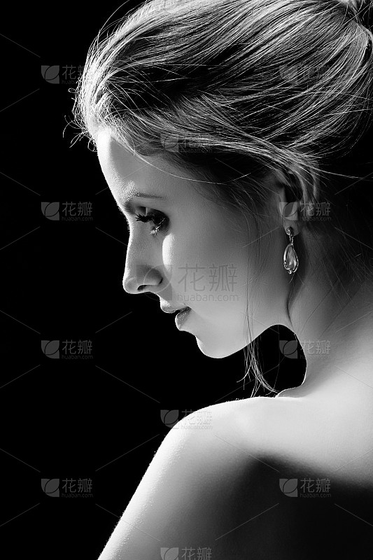 白色背景青年女人注视镜头留白水平画幅不看镜头仅成年人青年人仅一个青年女人人的脸部_美女自拍