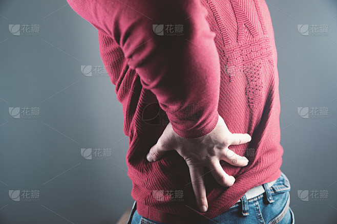 一个年轻人拿着一个肾在痛