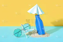 在靠近黄墙的蓝色桌子上，有迷你桌椅、太阳镜和防晒霜瓶的创意构图