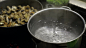 在锅里烧开水。以炸蘑菇为背景的平底锅。慢动作