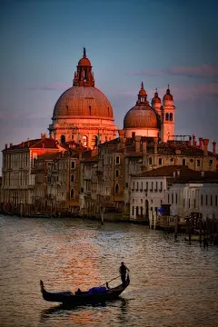 在日落~威尼斯运河，意大利。
The Grand Canal at sundown ~ Venice, Italy. 