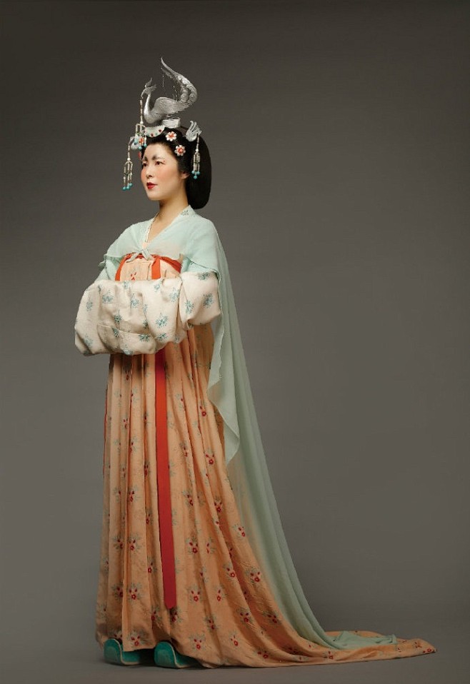 莫高窟盛唐 130 窟壁画《都督夫人礼佛图》，是现存的唐代女性画像中规模最大的一幅。当中人物造型真实，富于生活气息，在服装形制和色彩、妆容发饰 ...