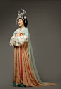 莫高窟盛唐 130 窟壁画《都督夫人礼佛图》，是现存的唐代女性画像中规模最大的一幅。当中人物造型真实，富于生活气息，在服装形制和色彩、妆容发饰、织物图案等多个方面生动展现了盛唐女性的服饰和生活美学