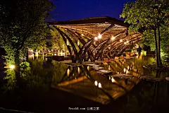 设计公司:越南阮特勇建筑师事务所
设计风格: 其他风格..
项目面积: 1000-3000平米
工程造价: 100-300万
项目地址:越南
设计说明:
“竹翼”位于越南河内附近，田园牧歌式环境彰显空间特色。其名源于其纯竹式结构及小鸟般的翅膀。悬臂式的结构不仅极尽竹之性情，折而不断，同时也是对空间的充分利用。12米的距宽空间，正是得益于其后坐式的设计，前部空间才免去了数量众多的立柱。宽绰的空间正好可以用于时尚展示、音乐会及会议的召开。
屋顶除保留了整体所用竹材，更以不锈钢丝予以加固。竹翼的造型对于遍地皆竹
