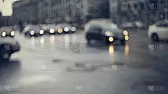 在一场雨后的暮色中失去焦点的城市景观。