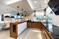 在黑色和白色的风格的现代厨房室内设计