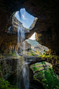 Baatara Gorge Waterfall, Balaa, Lebanon。黎巴嫩巴特伦峡谷瀑布，位于黎巴嫩的一个山道上，开放于1952年。它是一个真正的大自然的杰作。瀑布的水从255米高的地方跌落到一个巨大的石灰岩溶洞。该溶洞在侏罗纪时期就…