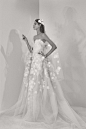 Elie Saab（艾莉·萨博）2017秋冬婚纱系列。设计师运用丝绸闪缎、珠光面料、带有独特花纹的雪纺、银丝流苏、精细的刺绣带来风格华丽的第二季婚纱系列