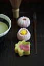 一个和枫叶，甘菊和菊花，一个搅茶器，一个抹茶勺和抹茶图片素材