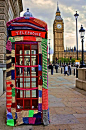 伦敦的电话亭虽然现在用的也很少，但已经成为城市一道亮丽的风景线了