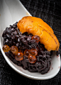 Black rice and ikura sushi cube with uni