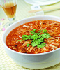 酸辣汤
豆腐，冬笋，香菇，木耳 火腿（或者熟鸡肉丝、肉丝），鸡蛋，高汤，醋，酱油，料酒，胡椒粉，盐，水淀粉，香油
1.将豆腐洗净，切小丁，然后过水焯一下，也可以省去这步；冬笋、火腿切成细丝；香菇和木耳泡发后洗净，也切成丝；鸡蛋打散备用。2.将适量胡椒粉倒入小碗内，倒入醋将胡椒粉冲开备用。3.锅置火上，倒入高汤，没有高汤就用清水代替，烧开后先放入豆腐略煮一下，然后放入冬笋丝，香菇丝，火腿丝，木耳丝，煮开后加入酱油，料酒，盐调色，然后用水淀粉勾芡。