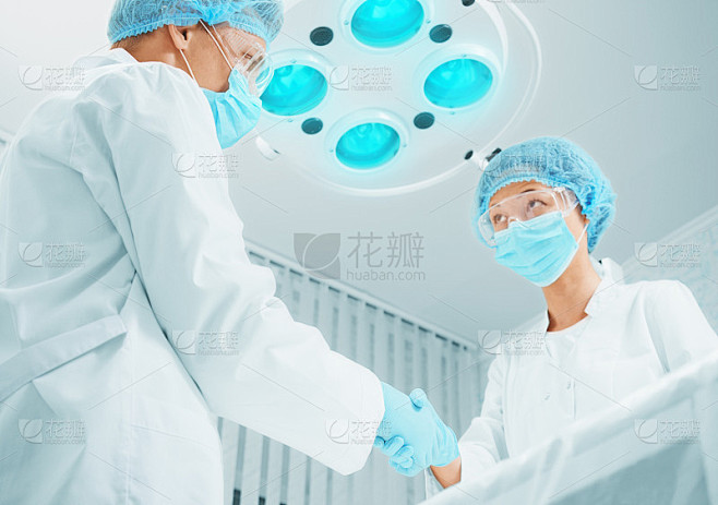 一个外科医生和另一个外科医生握手