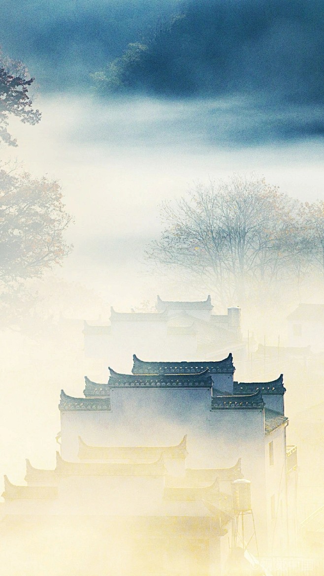江西婺源的早晨，白墙黑瓦的徽派建筑静静地...