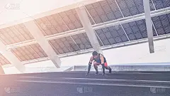 锻炼城市户外概念。西班牙男运动员做俯卧撑。运动肌肉的年轻人在t恤训练或户外运动，同时慢跑上台阶，过滤