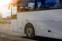 旅游车正沿着街道行驶