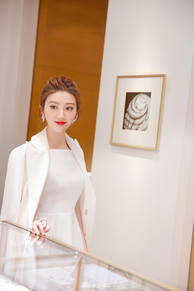 组图：白成发光体！景甜白衣红唇甜美灵动气...