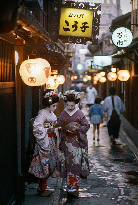 1961年，日本东京的艺妓【Burt G...