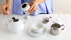 ミルクティー | 淹れ方 | BALMUDA The Pot | バルミューダ株式会社 : 紅茶にたっぷりのミルクをいれて楽しむミルクティーは甘みとコクを楽しむことができます。常温にした低温殺菌牛乳を使うと紅茶の風味を損なわずおいしくいただけます。