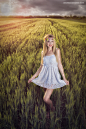 【美图分享】Andrea Carretta的作品《Attractive girl standing in wheat field》 #500px# @500px社区