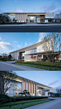 南京龙湖·天曜

设计希望尽可能拉长景观的展开面来体现归家尊崇，入口采用水景加绿化的形式统一打造，错落有秩层层递进，通过韵律与节奏之美营造迎宾的礼仪感，酒店式高雅奢阔归家门仪大气庄严。

入口前场预留7.6m绿化空间，入口进深为10m。考虑到建筑右侧视觉比重偏大，我们将在左侧设置入口logo跟造型松，来达到视觉平衡。