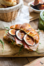 Kiyoaki (whatsnottolove: Croissants with pesto, rucola,...)