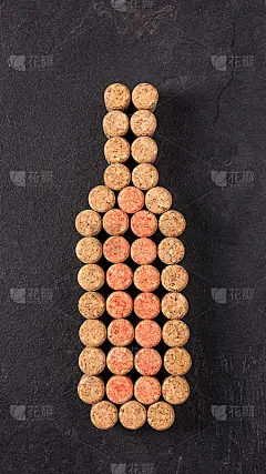 创意红酒瓶塞制成的黑色背景俯视图。