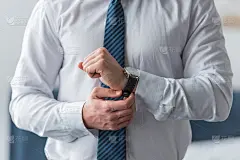 剪裁观点的商人在正式场合佩戴触摸手表