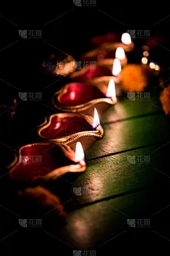 美丽的排灯节晚上与鲜花，灯光系列和礼物，穆迪背景
