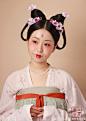 #艾慕造型#
唐风少女鲜花造型
妆发：@琳宝贝wang
出镜：@十只喵ww
服装：@桑纈 ​​​​