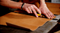 切割工艺的一个手工制作配件由皮革，手中的人