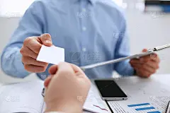 男交上西服给空白名片