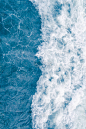 盛夏涨潮时淡蓝色海浪, 抽象海洋背影